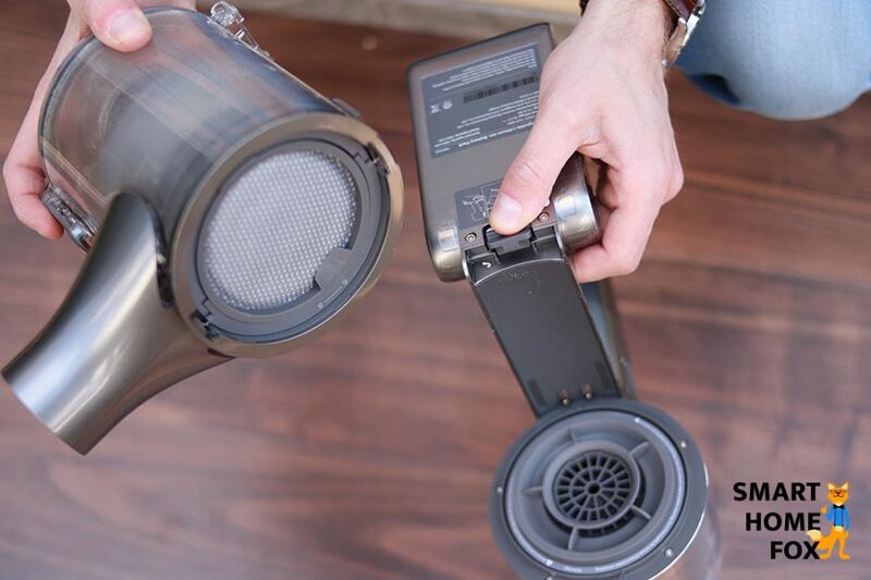 der Schmutzbehälter ausgebaut